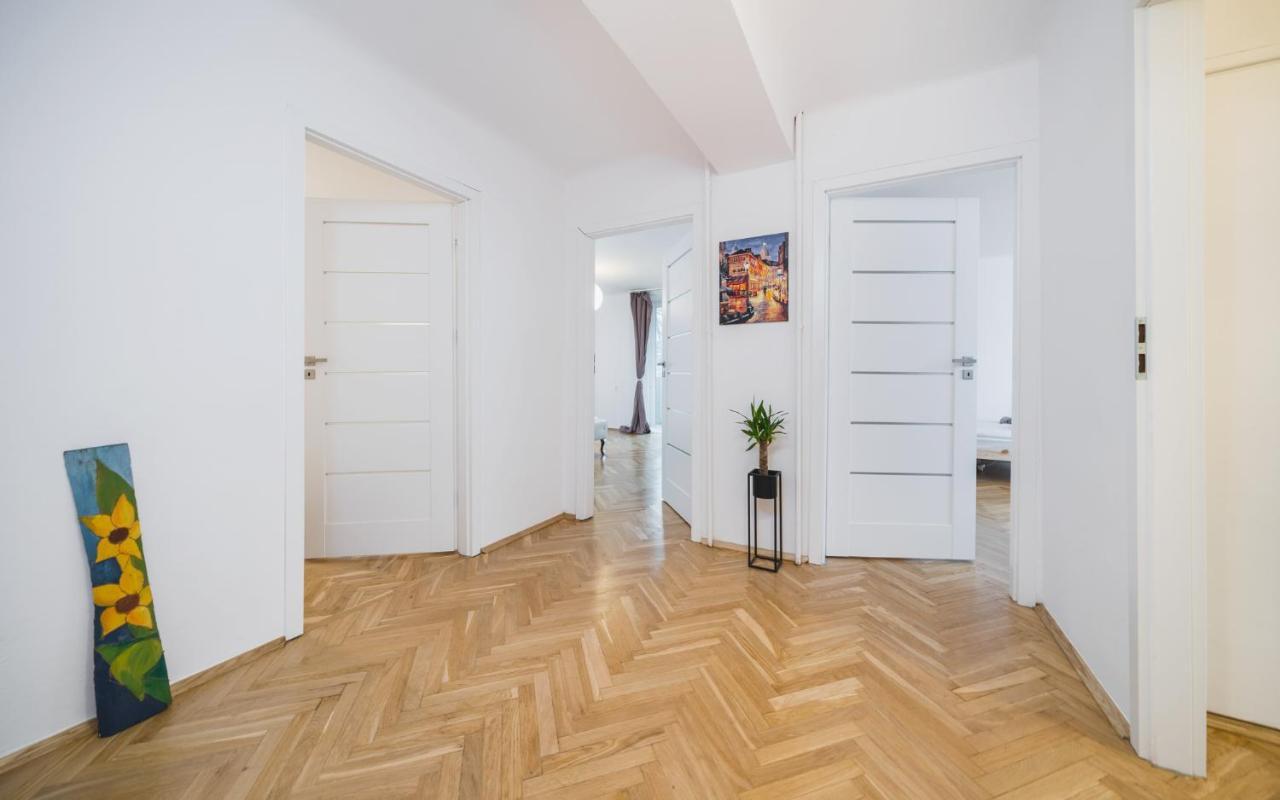 Sunshine Parkside Hideaway - 3 Bedroom - By Upstairs Krasków