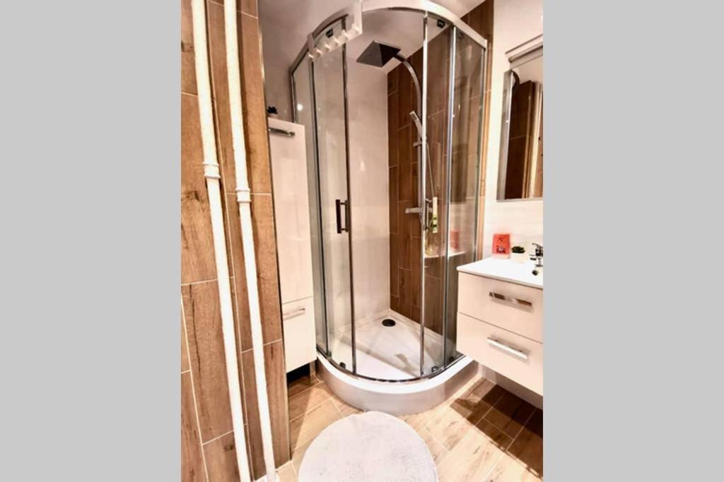 Sunshine Parkside Hideaway - 3 Bedroom - By Upstairs Leilighet Krasków